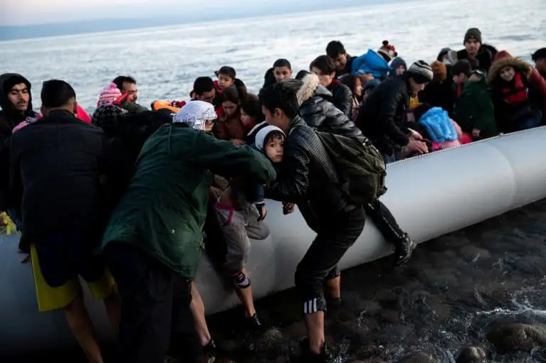 اليونان تجبر 24 طالب لجوء على العودة وتركيا تنقذهم