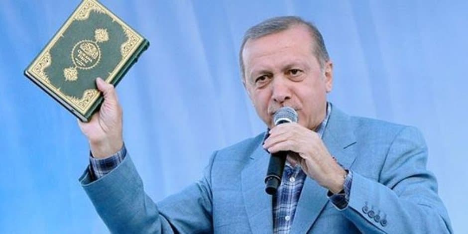 متداول فيديو للرئيس التركي اردوغان وقد وصل للجزء 25 من القرآن الكريم