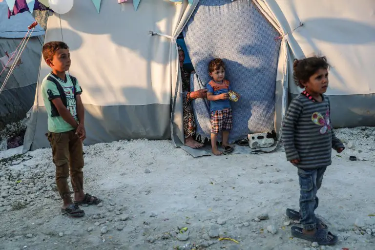 52 حالة تسمم من الأطفال والنساء من مخيم رعاية الطفولة في دير حسان