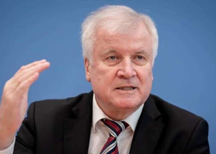 وزير الداخلية الألماني يحذر بعد قرار عودة الدوري