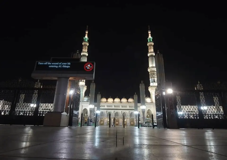المسجد النبوي يفتح أبوابه بعد أكثر من 70 يوم على الإغلاق