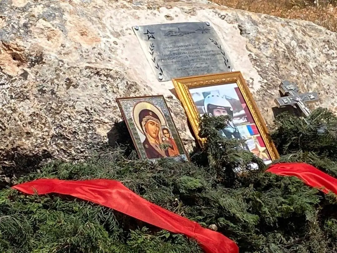 نصب تذكاري لطيار روسي أسقطت طائرته في ريف إدلب