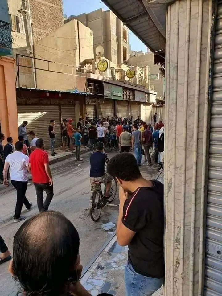 في مصر التجمعات مسموحة أمام محلات الخمور و مرفوضة في المساجد