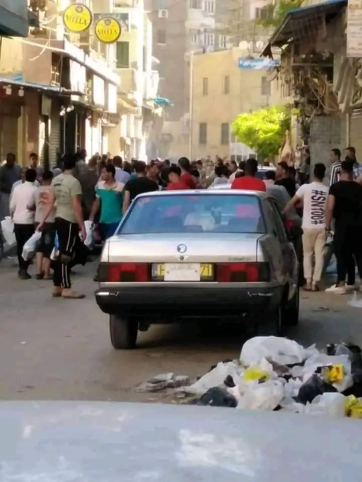 في مصر التجمعات مسموحة أمام محلات الخمور و مرفوضة في المساجد