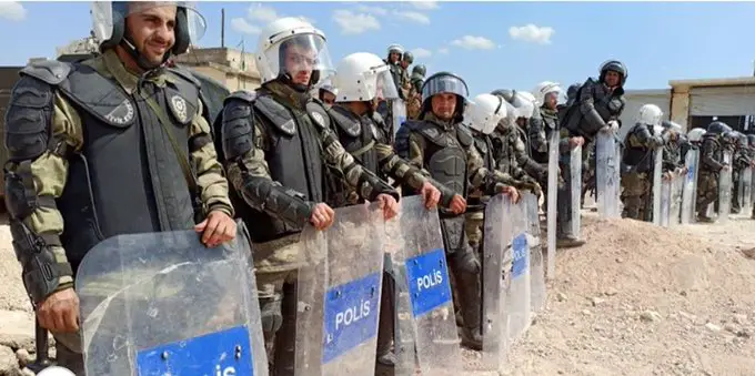 وصول عناصر شرطة سوريين إلى نقطة المراقبة التركية في مورك