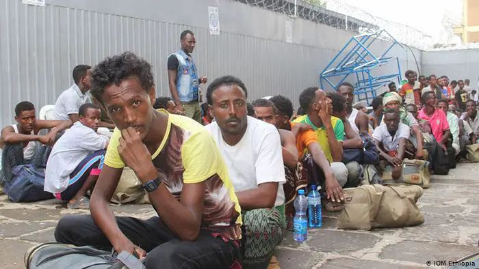 هربًا من الترحيل القسري.. عمال إثيوبيين يلجأون إلى الكهوف