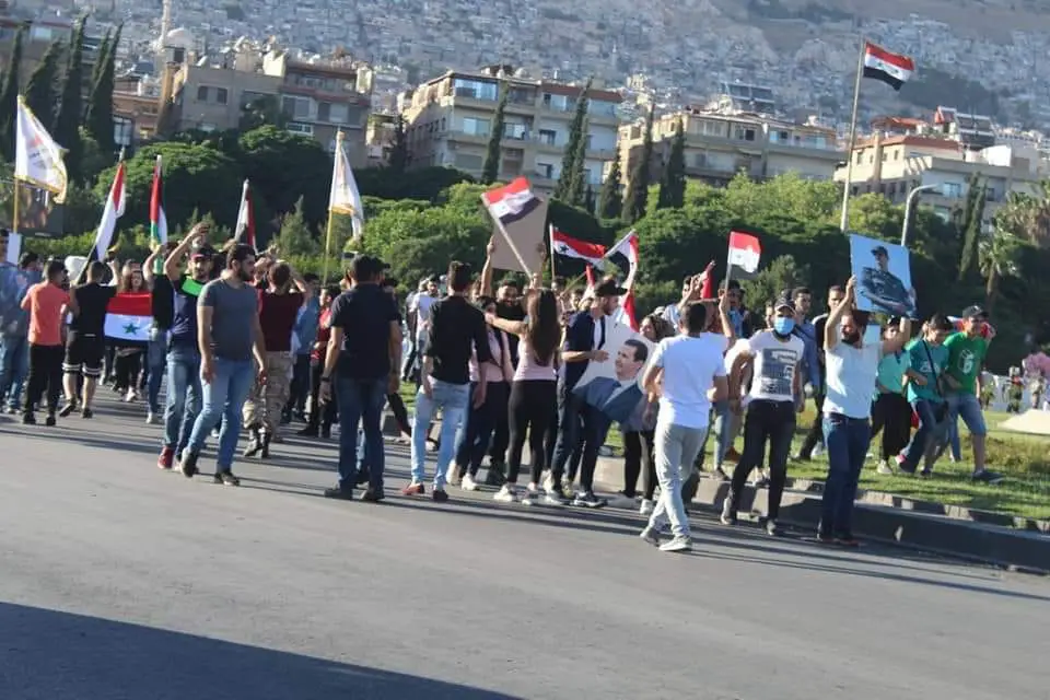مدينة موالية تشتم بشار الأسد وتدعم مظاهرات السويداء.. هل بدأ النظام يفقد جمهوره؟
