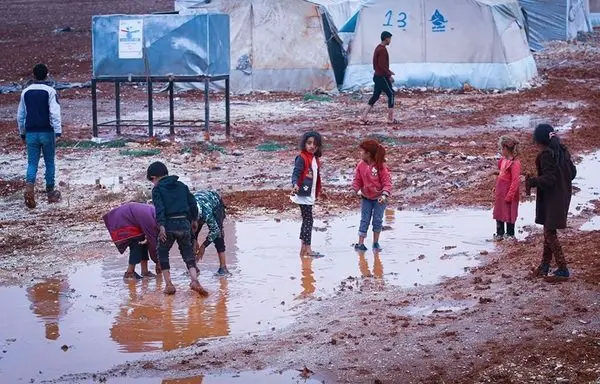 معاناة النازحين في مخيمات الشمال السوري