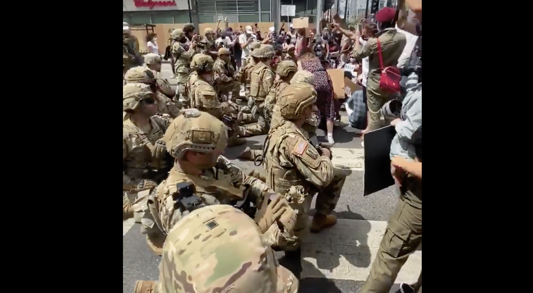 الجيش الأمريكي ينحني أمام المتظاهرين
