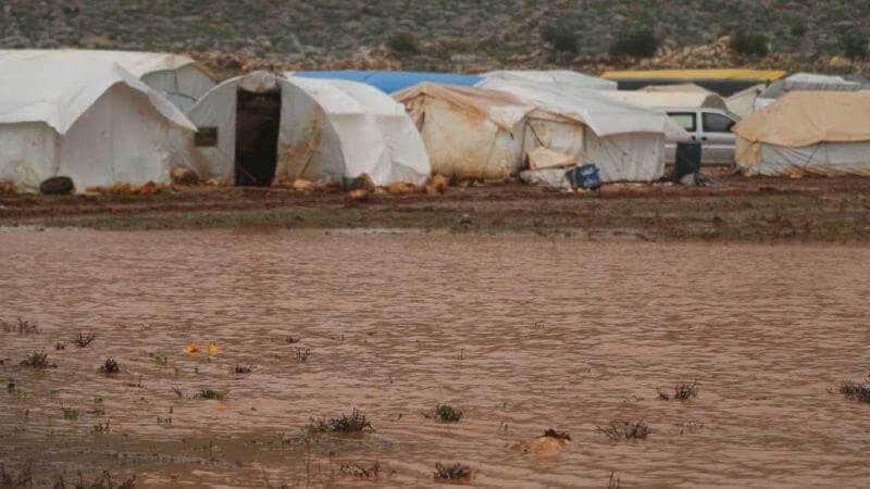 عاصفة مطرية تضرب مخيمات النازحين في معرة مصرين بريف إدلب