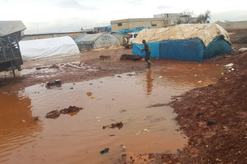 عاصفة مطرية تضرب مخيمات النازحين في معرة مصرين بريف إدلب