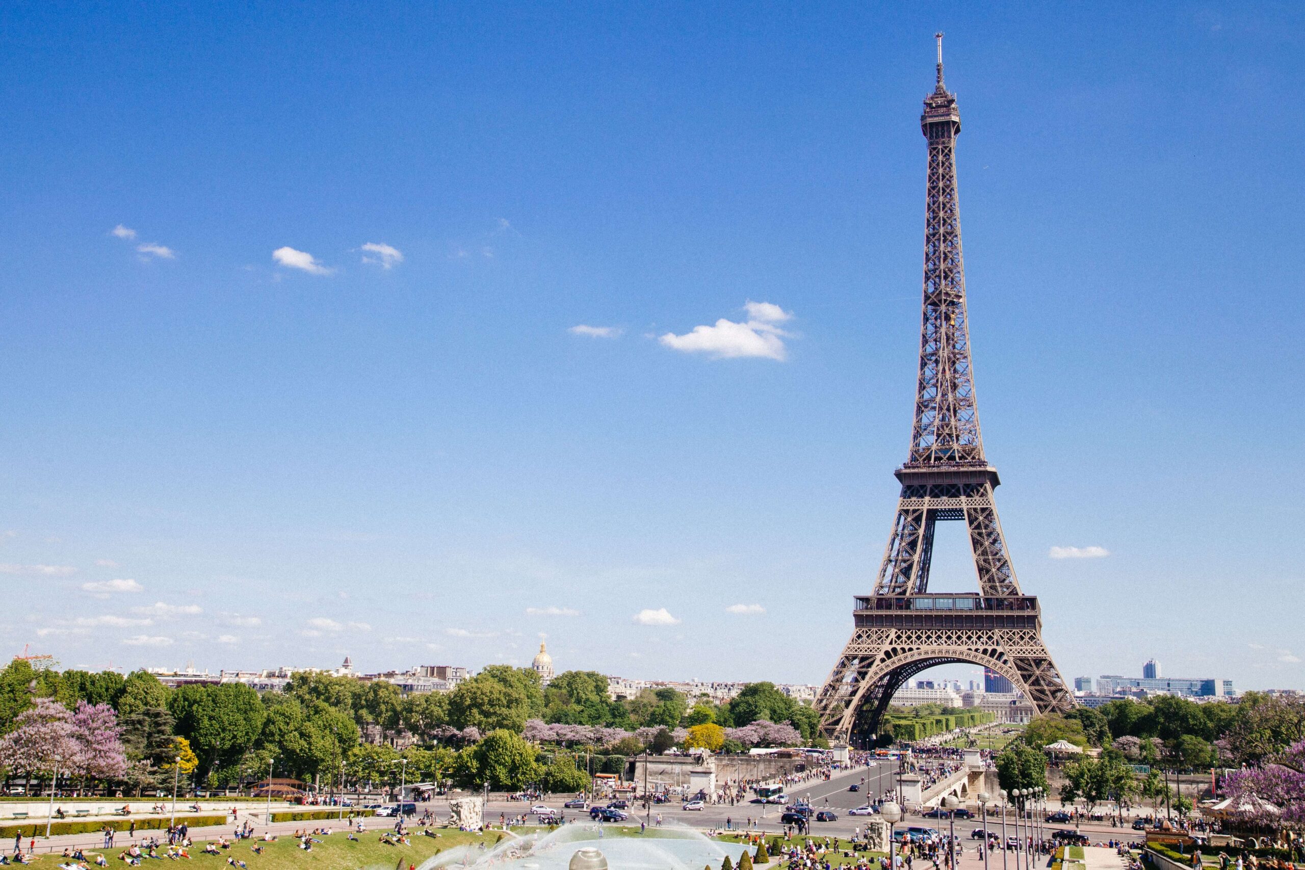 برج إيفيل وسط باريس