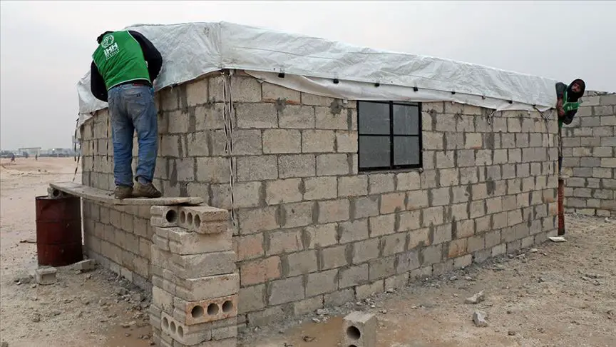 بناء المنازل المؤقتة للنازحين في إدلب