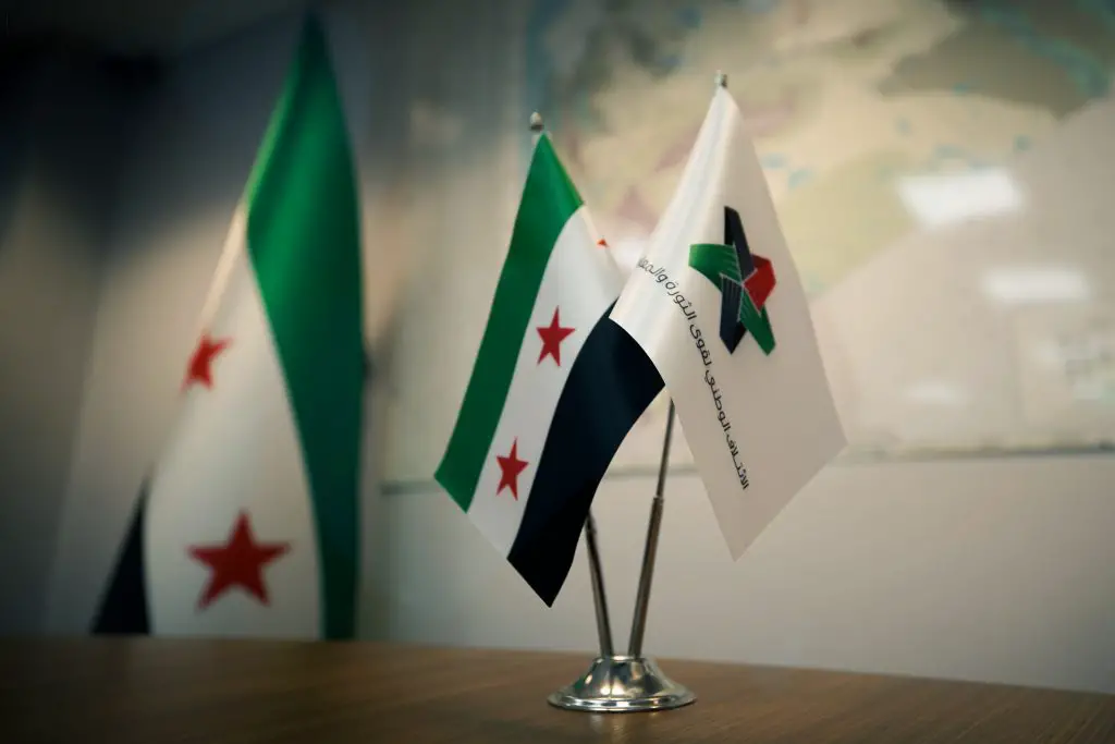 الائتلاف الوطني: الشعب السوري يتطلع منذ سنوات إلى اللحظة التي تعود فيها سوريا إلى الجامعة العربية 1 شعار الائتلاف الوطني السوري المعارض