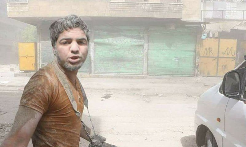 بهاء الحلبي خلال تغطيته قصف قوات الأسد للمناطق المحررة
