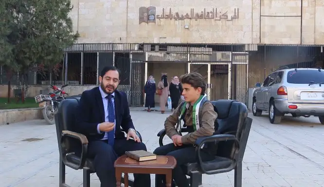 الطفل زيد عامر امام المركز الثقافي في إدلب