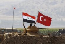 اعلام العراق وتركيا على دبابة عسكرية