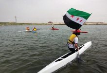 سوريون وأتراك يشاركون في سباق للزوارق بمدينة تل أبيض