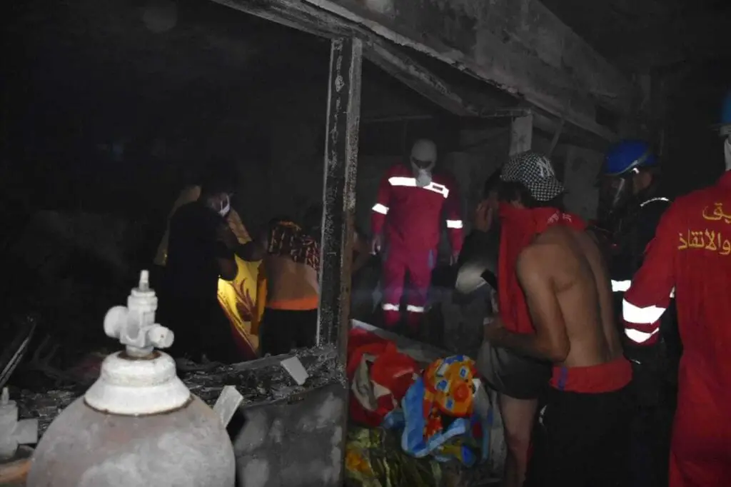 العراق يعلن الحداد بعد مقتل 58 شخصاً في حريق بمستشفى لمرضى كورونا (صور)