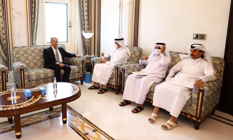 وزيرا الخارجية القطري والروسي في الدوحة