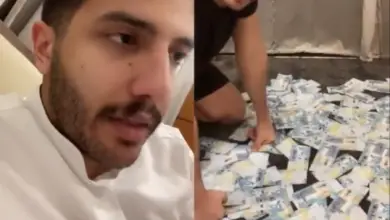 سوري يهين العملة الكويتية