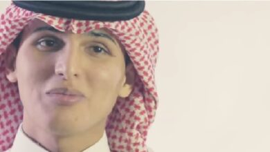 المنشد أحمد العديم بكى بسبب إفلاسه وليس من أجل اليمن وطلب يد هند القحطاني