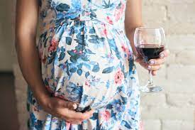 شرب الكحول و الحمل متى يكون خطير وماهو تاثيره على صحة الحامل والجنين ؟