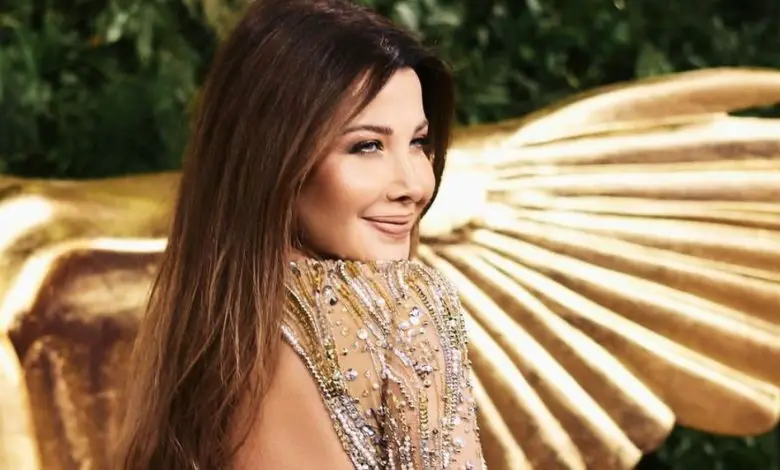 فستان نانسي عجرم العاري يفقد محمد هنيدي تركيزه والقاعة تنفجر بالضحك (فيديو) 1 فستان نانسي عجرم العاري يفقد محمد هنيدي تركيزه والقاعة تنفجر بالضحك (فيديو)