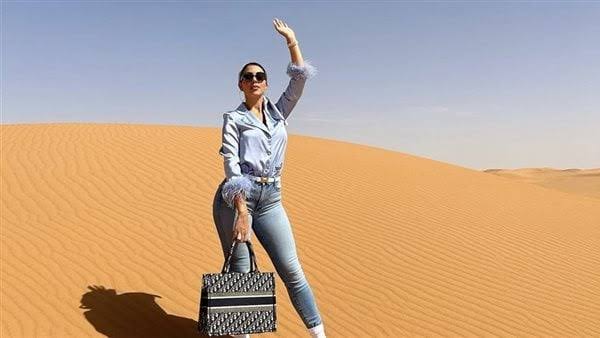 جورجينا تثير الجدل بصورتها وسط صحراء السعودية (شاهد)