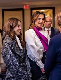 الملكة رانيا ترتدي أقراط "كلمنجارو" باهظة الثمن.. رقم مرعب سيصدمك! (شاهد)