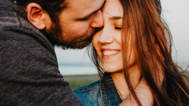 اختناق فتاة خلال أول قبله مع صديقها.. يقلد ما يشاهده في الأفلام!(شاهد)